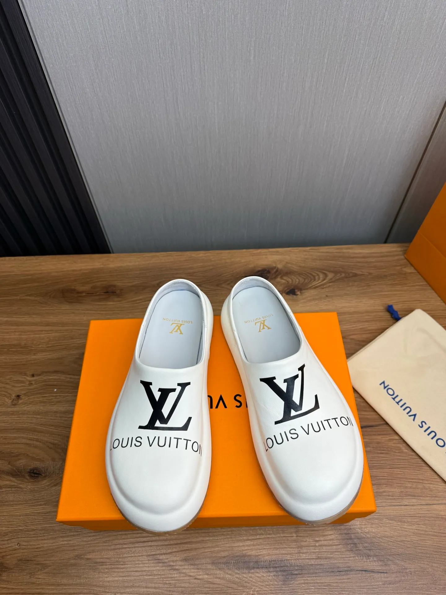 Men's shoes 💰480💰 Lv men's slippers 🩴38-45 size 45 46 🉑️Customized! Full leather slippers: cowhide on the outside, sheepskin on the inside ✅Original outsole⬆️